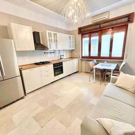 Regina Elena Apartments Пескара Екстер'єр фото