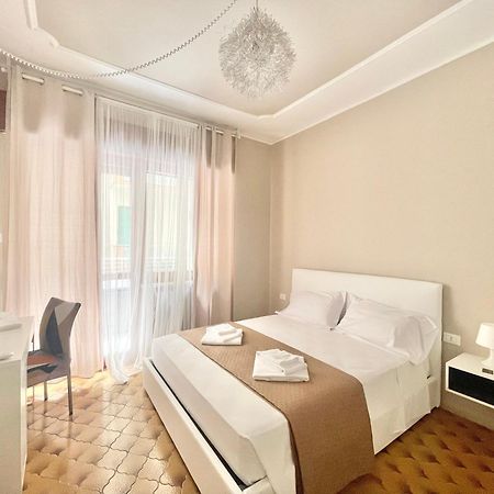 Regina Elena Apartments Пескара Екстер'єр фото